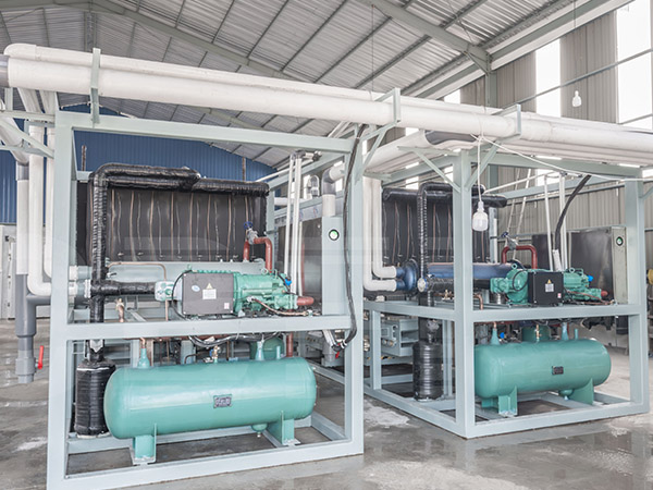 ماكينتان لإنتاج مكعبات الثلج بتقنية التبريد المباشر، سعة كل منهما 15 طن، لعميل إندونيسي