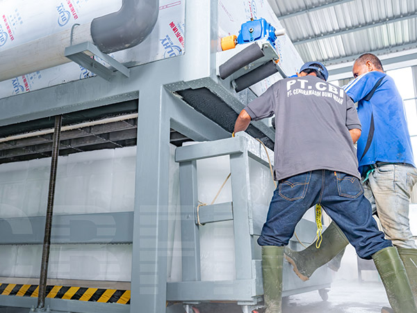 ماكينتان لإنتاج مكعبات الثلج بتقنية التبريد المباشر، سعة كل منهما 15 طن، لعميل إندونيسي