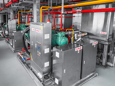 تستخدم ماكينة تصنيع ألواح الثلج في عمليات التبريد لإنتاج الكريمة